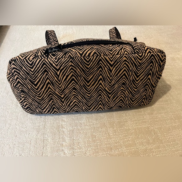 Vera Bradley Stylish quilted Black and Tan Women's travel bag. - Picture 6 of 7